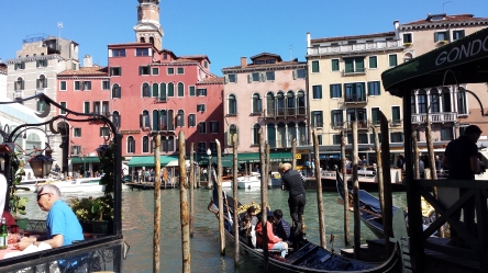 Gondolas e canais por toda a parte em Veneza